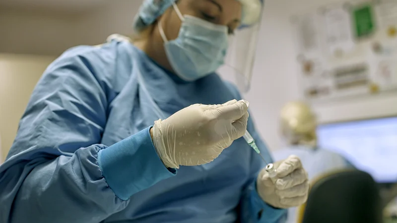 Fotografija: Znova je bil pozitiven skoraj vsak tretji PCR-test. FOTO: Blaž Samec