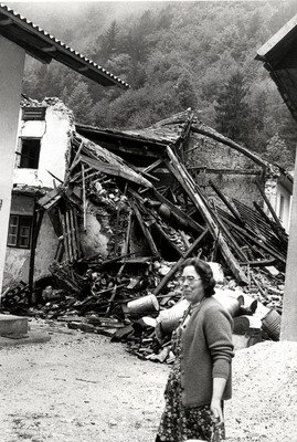Posledice potresa leta 1976 v Breginju, ki je prizadel širše območje Posočja. FOTO: Dokumentacija Dela