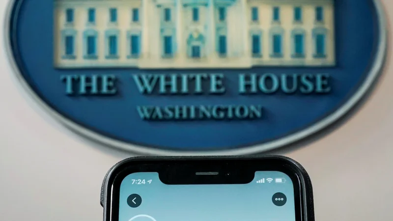 Fotografija: Tudi Twitter je Trumpu ukinil profil. FOTO: Joshua Roberts, Reuters