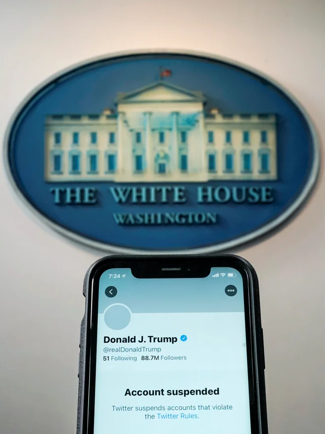 Tudi Twitter je Trumpu ukinil profil. FOTO: Joshua Roberts, Reuters