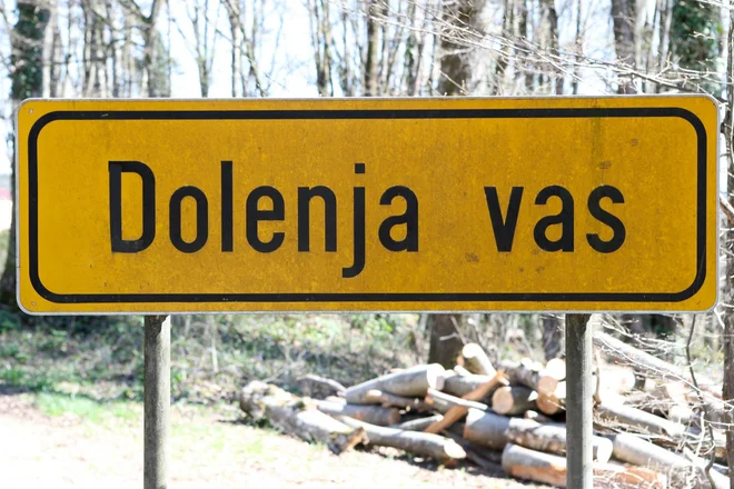 Dolenja vas leži lučaj od Črnomlja.