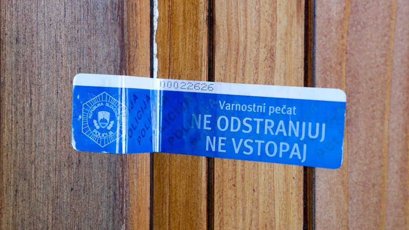 Fotografija: Po dejanju so policisti dom začasno zapečatili.