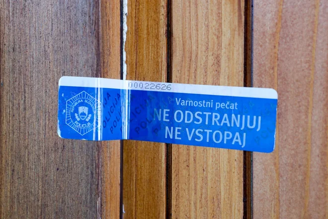 Po dejanju so policisti dom začasno zapečatili.