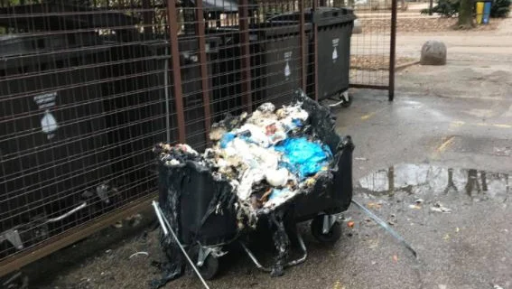 Fotografija: Sinoči so vandali uničili najmanj osem zabojnikov. FOTO: P. Pa.