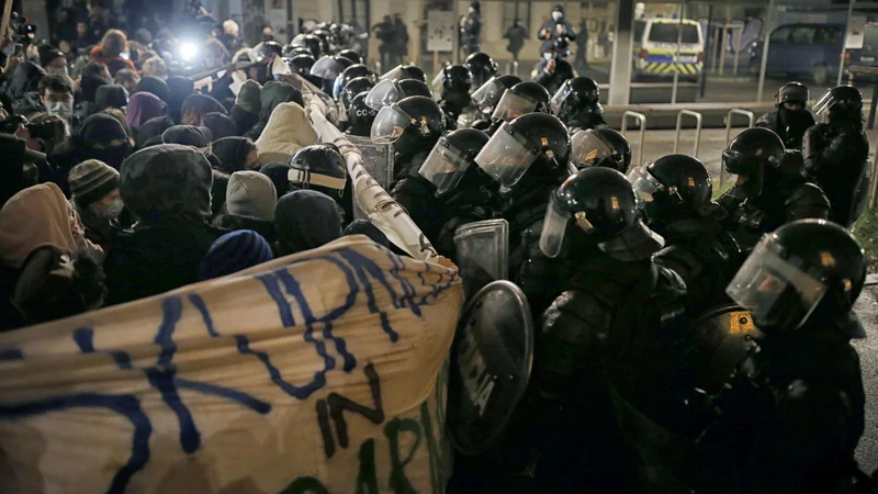 Fotografija: Protestni shod za ohranitev Roga. FOTO: Blaž Samec