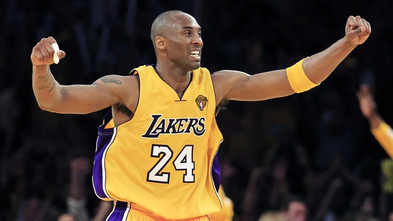 Fotografija: Tako bo Kobe Bryant ostal v spominu navijačem LA Lakers. FOTO: Mike Blake/Reuters
