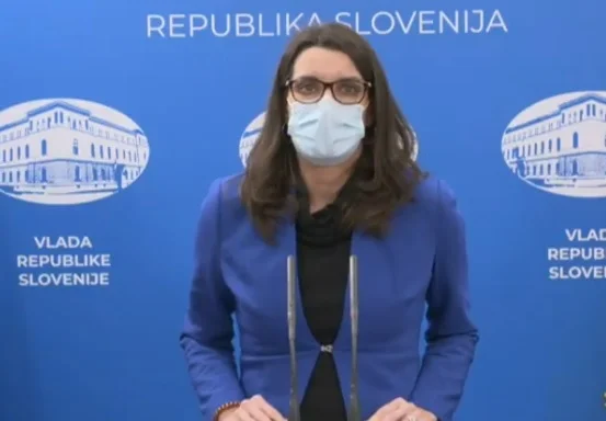 Ministrica je nagovorila otroke ob vračanju v šolske klopi. FOTO: STA, posnetek zaslona