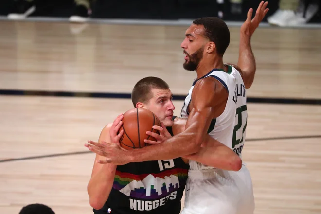 Nikola Jokić (levo) se vedno potrudi v dvobojih s Francozom Rudyjem Gobertom (desno).<br />
FOTO: Kim Klement/USA Today Sports
