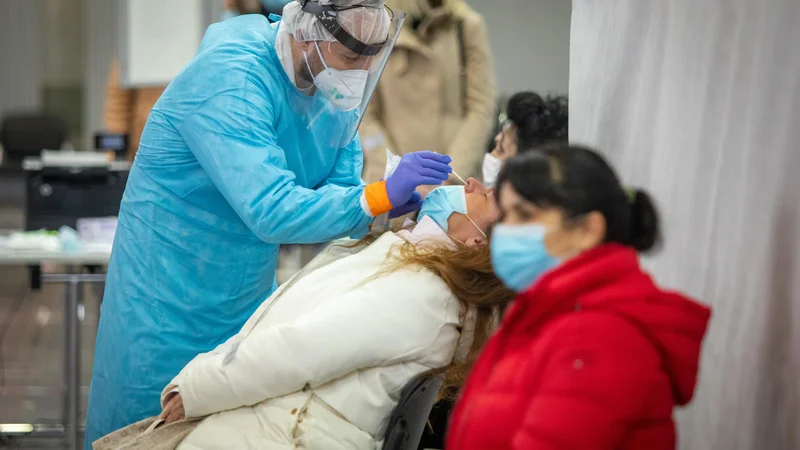 Fotografija: Hitri testi so manj zanesljivi kot laboratorijski, a Černe kljub temu zagovarja njihovo čim bolj množično uporabo. FOTO: Voranc Vogel, Delo