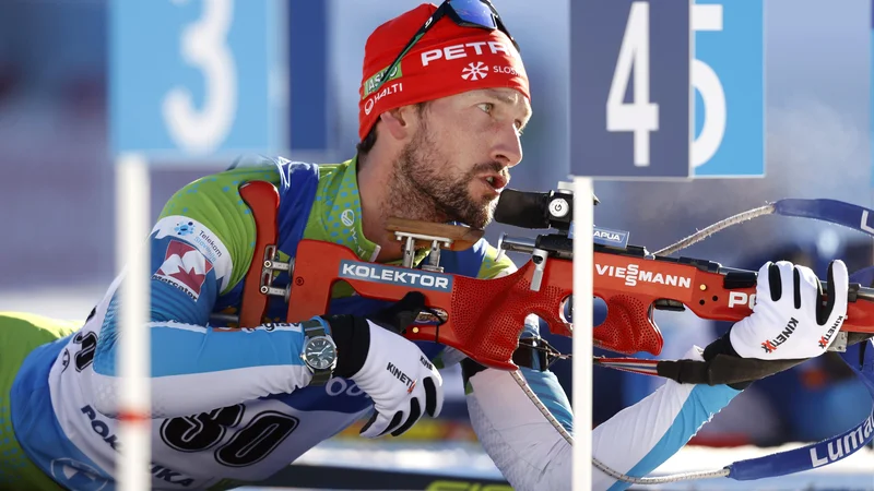 Fotografija: Jakov Fak za konec na strelišču ni ohranil zbranosti. FOTO: Matej Družnik/Delo
