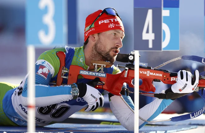 Jakov Fak za konec na strelišču ni ohranil zbranosti. FOTO: Matej Družnik/Delo