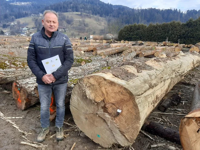 Jože Jeromel iz Društva lastnikov gozdov Mislinjske doline ob zmagovalcu dražbe. FOTO: Mateja Kotnik/Delo