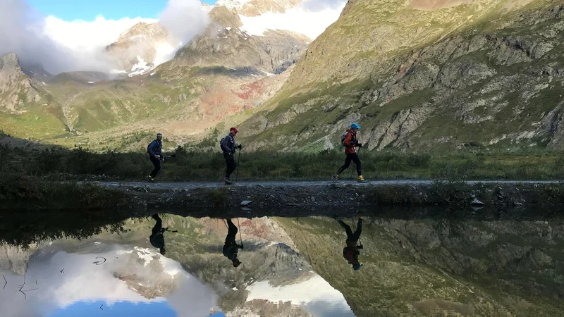 Fotografija: Bolj pomembno od števila dni je, da ponavljamo nekaj na istem mestu ali ob istem času (denimo 15-minutna hoja po kosilu ali večerji), saj to pomaga vzpostaviti rutino in ponotranjiti vedenje FOTO: Toby Melville/Reuters