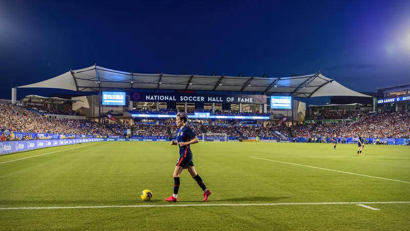 Fotografija: Nogomet je tudi v ZDA vse bolj priljubljen, organizatorjem tekem v normalnih časih ni težko napolniti štadionov. Na fotografiji reprezentantka Megan Rapinoe med tekmo z Japonsko. FOTO: Jerome Miron/Usa Today Sports
