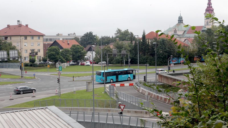 Fotografija: Šentviški priključek zaradi nedokončanega uvoza in izvoza proti središču Ljubljane še ni povsem funkcionalen. Foto Mavric Pivk