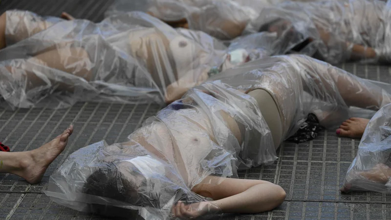Fotografija: Pred palačo pravice v Buenos Airesu so protestirale gole ženske, zavite v plastične vrečke, s čemer zahtevajo pravico za žrtve femicida. FOTO: Juan Mabromata/Afp