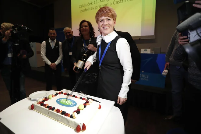 Aleksandra Pivec s podporniki ustanavlja svojo stranko.&nbsp;<br />
FOTO: Leon Vidic/Delo