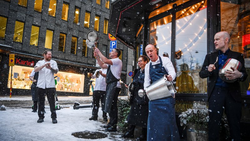 Fotografija: Lastniki restavracij v središču Stockholma med protestom proti obstoječim ­omejitvam FOTO: Reuters