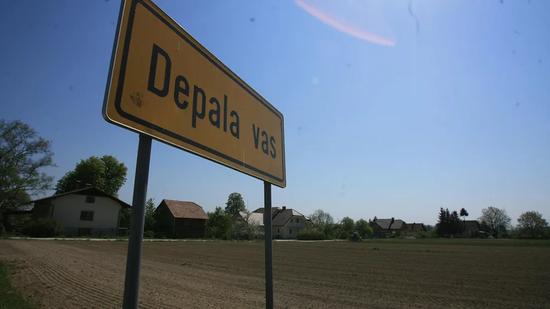 Fotografija: Ni še čisto jasno, v katero smer je strelec usmeril pištolo, ko je sprožil. FOTO: Uroš Hočevar/Delo