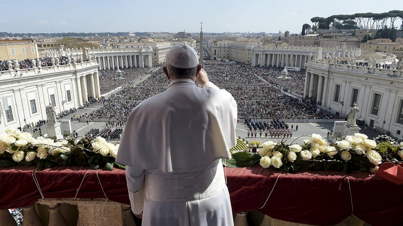Fotografija: Papež Frančišek je pred dvema tednoma prejel drugi odmerek cepiva proti covidu-19. FOTO: Reuters