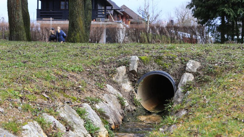 Fotografija: Vrzeli na področju odpadnih vod so v Sloveniji še vedno prevelike. FOTO: Tadej Regent/Delo