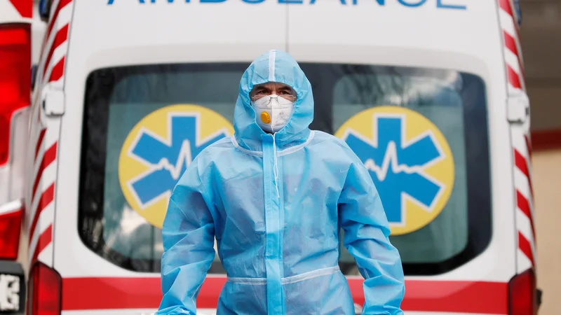 Fotografija: Reševalec v Kijevu. FOTO: Gleb Garanich/Reuters