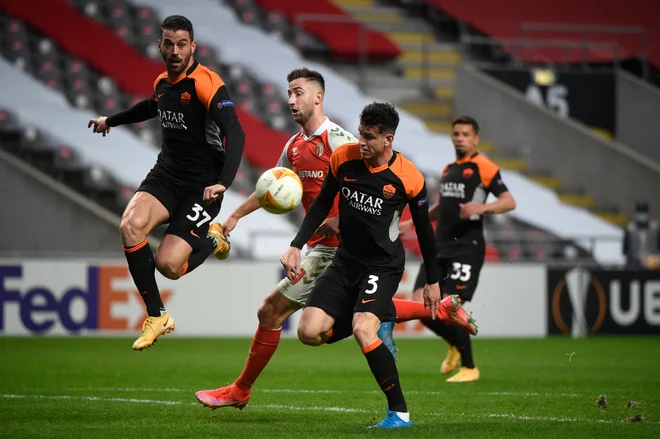 Andraž Šporar (na sredini) ni mogel preprečiti poraza Brage proti Romi. FOTO: Miguel Riopa/AFP