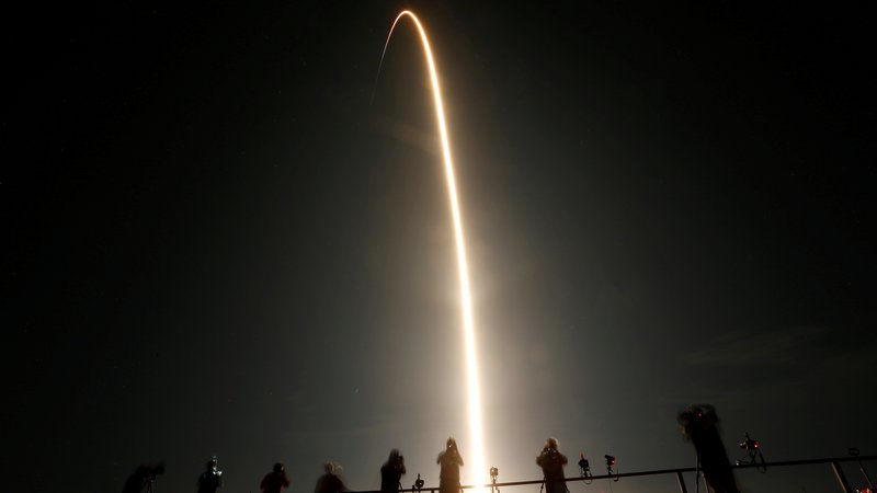 Fotografija: Zasebne odprave bodo speljali z raketo falcon 9 in kapsulo dragon podjetja SpaceX. FOTO: Joe Skipper/Reuters