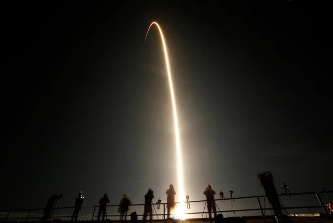 Zasebne odprave bodo speljali z raketo falcon 9 in kapsulo dragon podjetja SpaceX. FOTO: Joe Skipper/Reuters