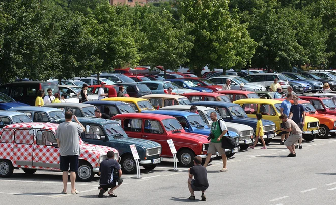 Srečanje lastnikov katrc ob njeni 50-letnici leta 2011. FOTO: Igor Zaplatil/Delo