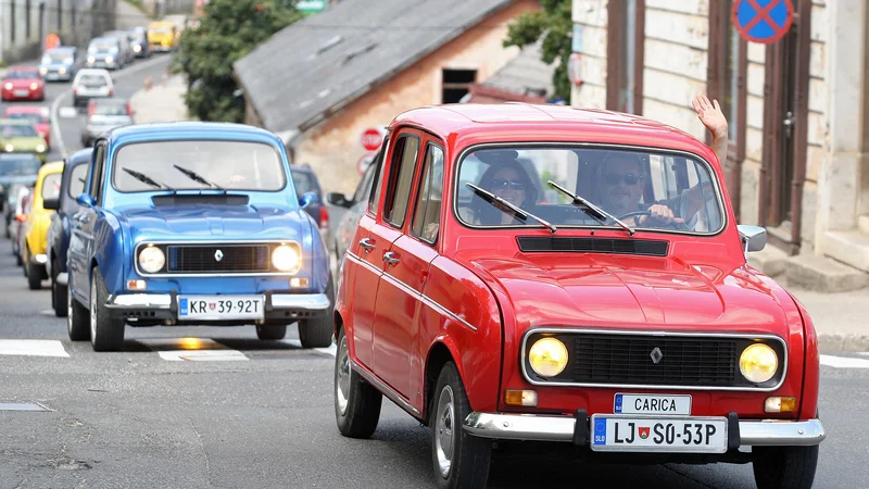 Fotografija: Katrca na čelu povorke ob petdesetletnici. Bila je last Toneta Krašovca, ki je tudi organiziral potovanje na veliko srečanje renualtov 4 v Franciji. FOTO: Igor Zaplatil/Delo