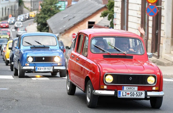 Katrca na čelu povorke ob petdesetletnici. Bila je last Toneta Krašovca, ki je tudi organiziral potovanje na veliko srečanje renualtov 4 v Franciji. FOTO: Igor Zaplatil/Delo