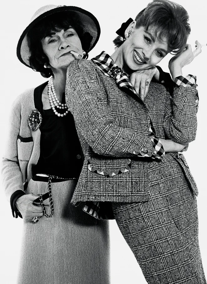 Modna oblikovalka Gabrielle Chanel z ameriško igralko in manekenko Suzy Parker januarja 1959<br />
FOTO: Richard Avedon Foundation