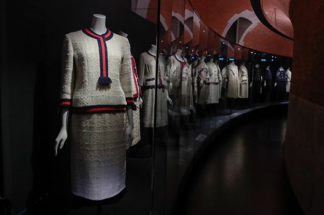 Na razstavi <em>Gabrielle Chanel. Manifeste de mode </em>v pariškem muzeju mode Palais Galliera je na ogled okoli 350 stvaritev Coco Chanel. FOTO: Gonzalo Fuentes/Reuters