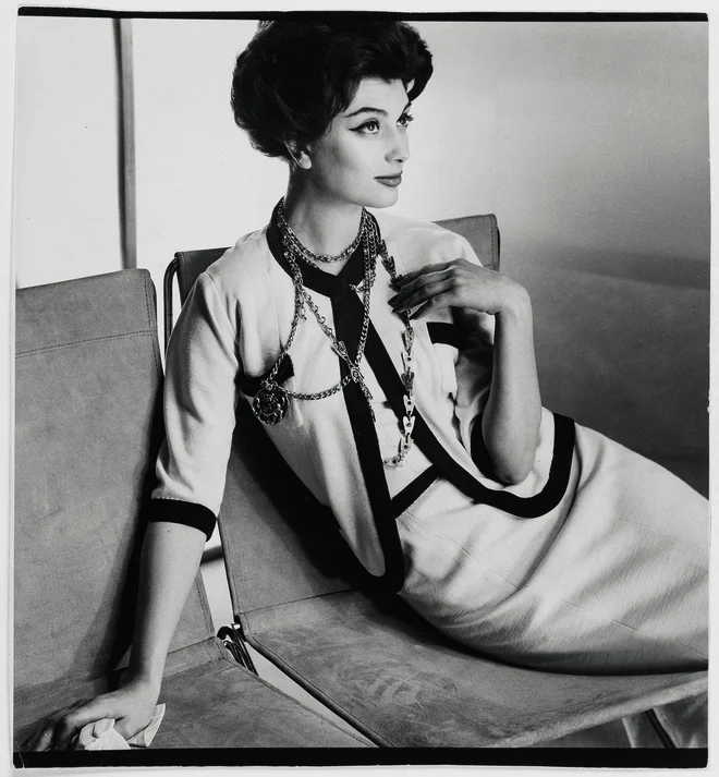 Manekenka in Chanelovo dekle Marie-Hélène Arnaud v Chanelovem kostimu za ameriški Vogue marca 1958<br />
Foto Paris Musées © Henry Clarke, Musée Galliera/Adagp, Paris 2020