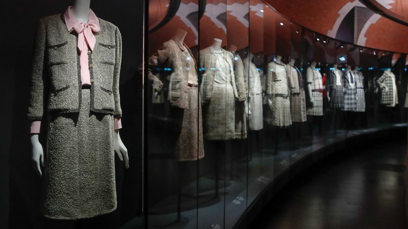 Fotografija: Na razstavi Gabrielle Chanel. Manifeste de mode v pariškem muzeju mode Palais Galliera so razstavili okoli 350 stvaritev Coco Chanel. FOTO: Gonzalo Fuentes/Reuters