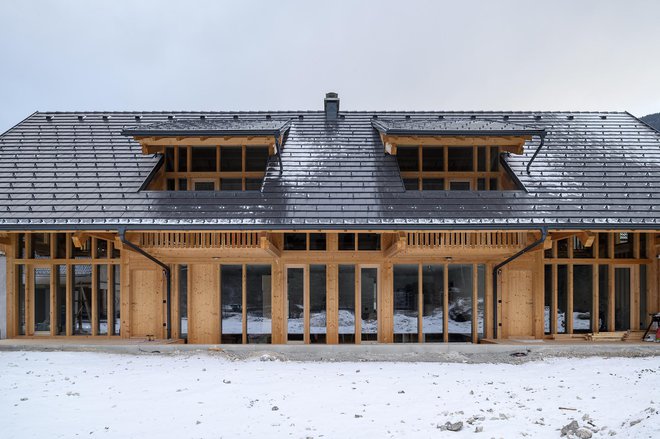 Arhitekti iz ljubljanskega biroja Enota so enostanovanjsko hišo zasnovali za družino z dvema odraslima hčerkama, pri čemer se ena le občasno še vrača domov iz Ljubljane. Fotografije Miran Kambič