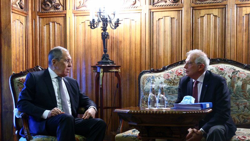 Fotografija: Ruski zunanji minister Sergej Lavrov in visoki predstavnik EU za zunanje zadeve Josep Borrell FOTO: AFP