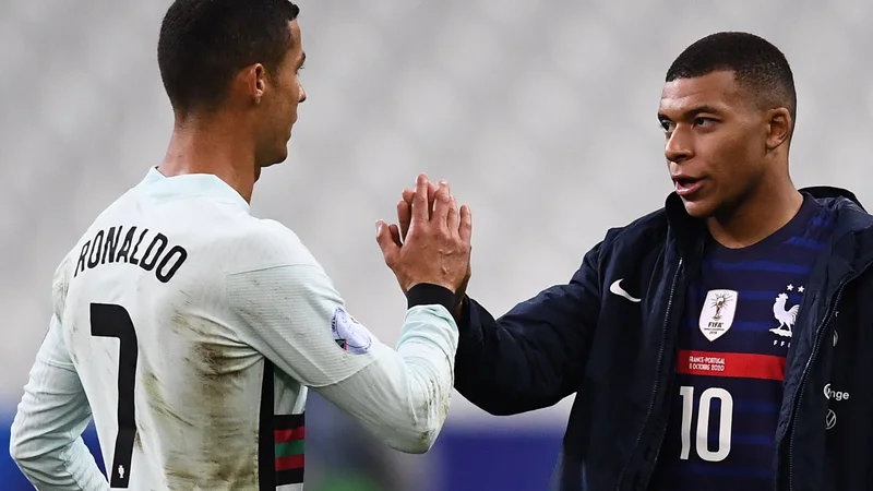 Fotografija: Cristiano Ronaldo (levo) je vzornik Kyliana Mbappeja, zato je Realov predsednik Florenitno Perez mlademu Francozu obljubil, da bo pri kraljevskem klubu nosil majico s št. 7. FOTO: Franck Fife/AFP