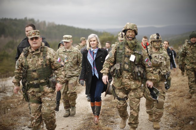 Lynda C. Blanchard, nekdanja veleposlanica ZDA v Sloveniji, si je februarja lani ogledala skupno usposabljanje pripadnikov Logistične brigade Slovenske vojske in ameriške vojske. FOTO: Jure Eržen/Delo