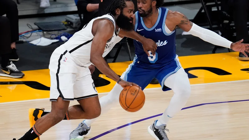 Fotografija: Brooklyn je pod taktirko Jamesa Hardna (levo) tudi v gosteh pri LA Lakers potrdil, da je eden od glavnih favoritov za prvaka NBA. FOTO: Robert Hanashiro/Usa Today Sports