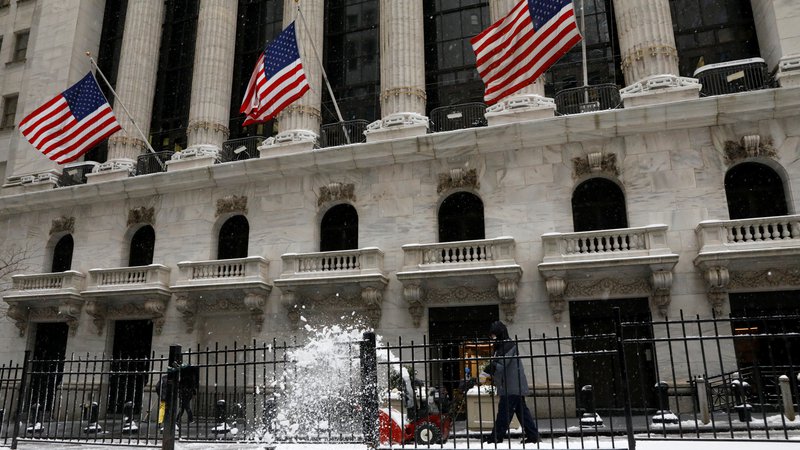 Fotografija: Tudi New York je prejšnji teden zasul sneg, a to ne pomeni, da se na finančne trge vrača zima. FOTO: Brendan Mcdermid/Reuters