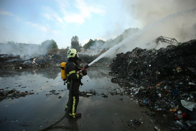 Slovenija je šesti ali sedmi največji trg za gasilske zaščitne obleke v Evropi, tekstilna industrija pa nam je klavrno propadla. FOTO: Jure Eržen/Delo
