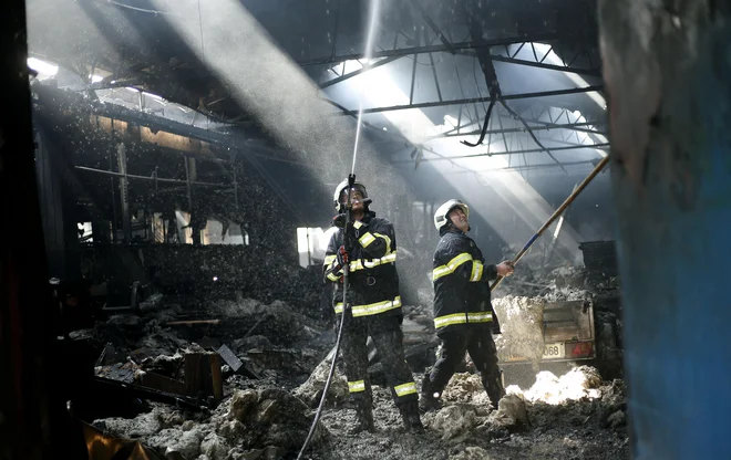 V preteklosti se je pojavila dilema, do kdaj pomagati. Po gasilski doktrini do tedaj, ko so ogrožena življenja. FOTO: Blaž Samec/Delo
