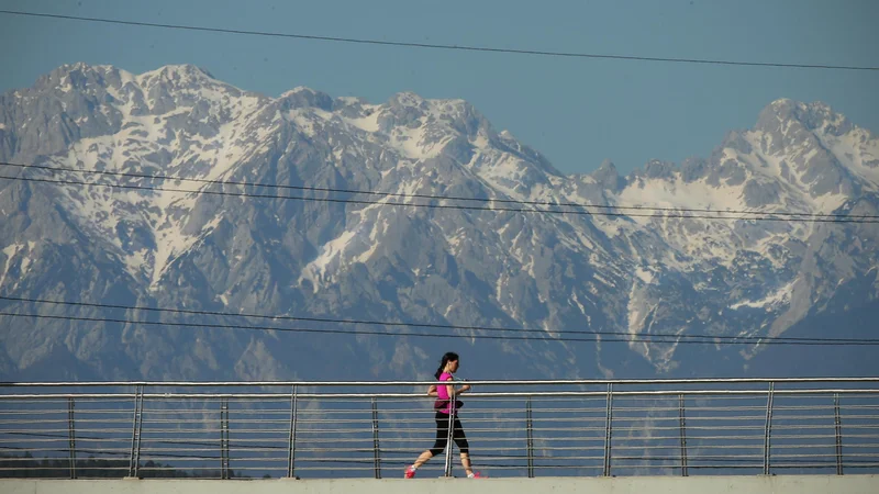 Fotografija: Tekačica nad Štajersko cesto v Ljubljani. FOTO: Jure Eržen/Delo
