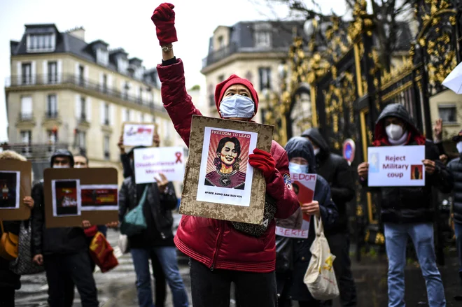 Demonstranti pred veleposlaništvom Burme v Parizu med protesti proti vojaškemu puču držijo plakate in vzklikajo parole ter zahtevajo izpustitev pridržane voditeljice. FOTO: Christophe Archambault/AFP