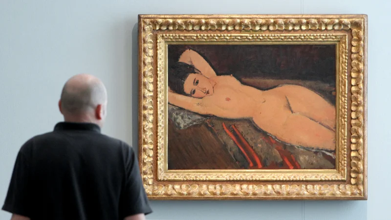 Fotografija: A man looks at the painting 'Reclining Woman' from 1916 by late Italian artist Amedeo Modigliani (1884-1920) during a media preview at the Kunsthaus Zurich in Zurich February 9, 2010. Zurich Kunsthaus is giving the general public the first opportunity to glimpse the world collection of controversial Swiss industrialist Emil Buehrle since closing its doors two years ago after a $160 million heist. The exhibition runs from February 12 to May 16, 2010. REUTERS/Arnd Wiegmann (SWITZERLAND - Tags: ENTERTAINMENT) Foto Š Arnd Wiegmann / Reuters Reuters Pictures