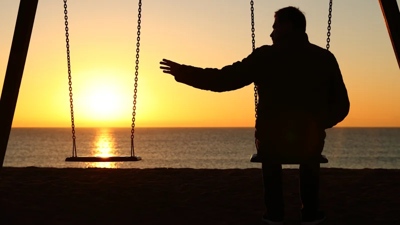 Fotografija: Žalovanje je oteženo, ker se ne izvajajo normalni pogrebi in ker se ljudje ne morejo družiti, objeti in tolažiti. FOTO: Shutterstock