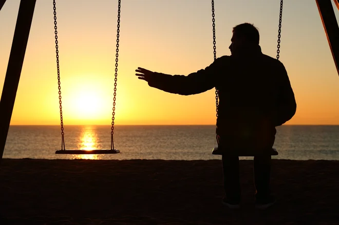 Žalovanje je oteženo, ker se ne izvajajo normalni pogrebi in ker se ljudje ne morejo družiti, objeti in tolažiti. FOTO: Shutterstock