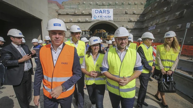 Fotografija: Ponudba Iskratela je nedopustna, ker ne izpolnjuje referenčnih zahtev. Ponudnik je potrdilo o referenčnem delu oblikoval in napisal svoje, na prvi pogled enako, je dejal predsednik uprave Darsa Valentin Hajdinjak (na fotografiji levo). FOTO: Jože Suhadolnik/Delo